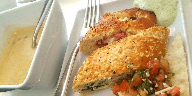 ハイアットプレイス・ワイキキビーチ2015年夏の限定メニュー「プレッツェルサンドイッチ」