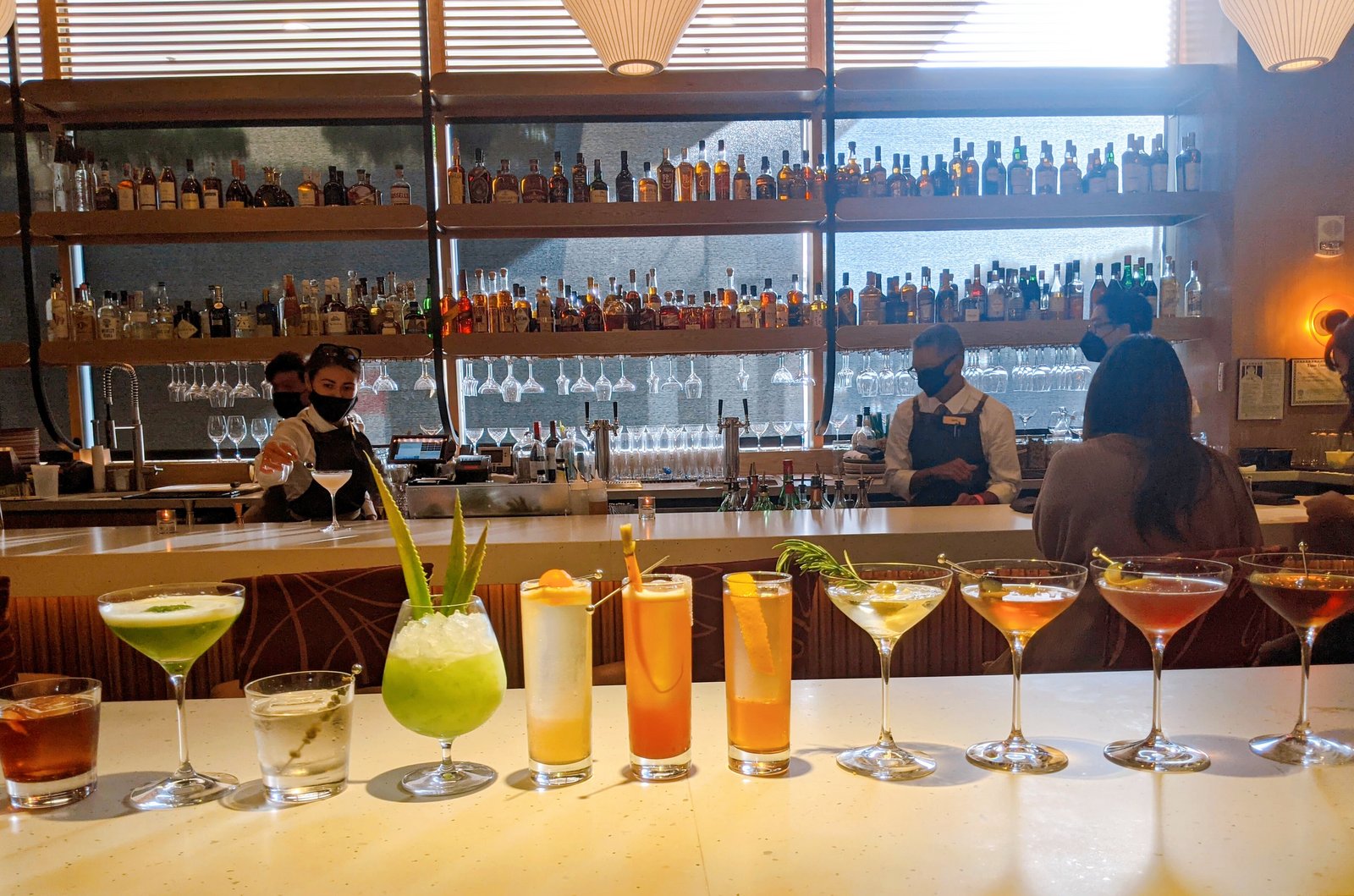 フードランドファームズ・アラモアナにカクテルバー「イレブン」がオープン