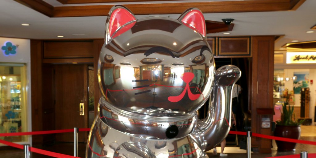 ハイアットリージェンシーワイキキ開業40年を迎え、幸福を招く巨大な招き猫を特別展示