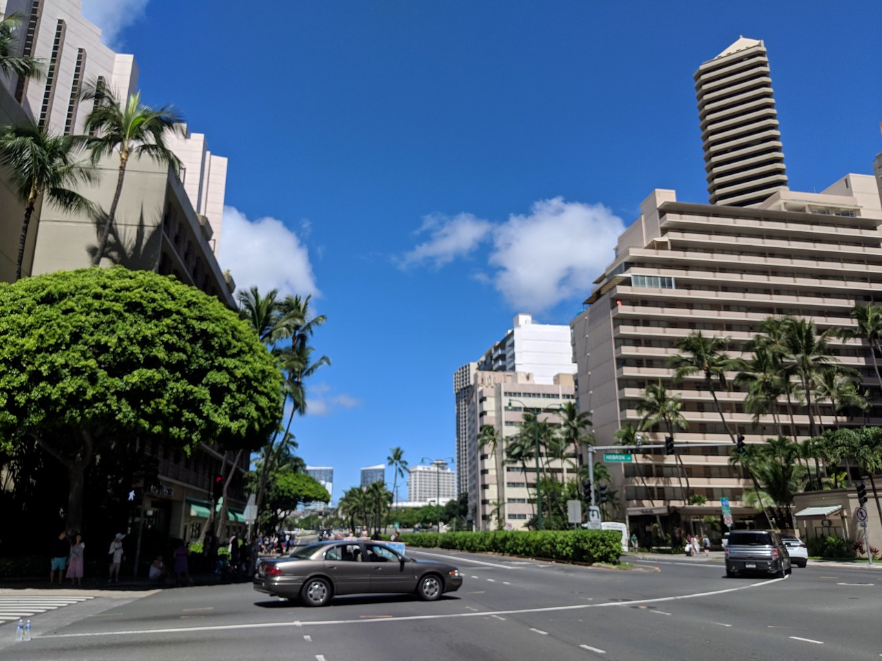 ワイキキの交差点、歩行者待ち時間削減対策実施へ