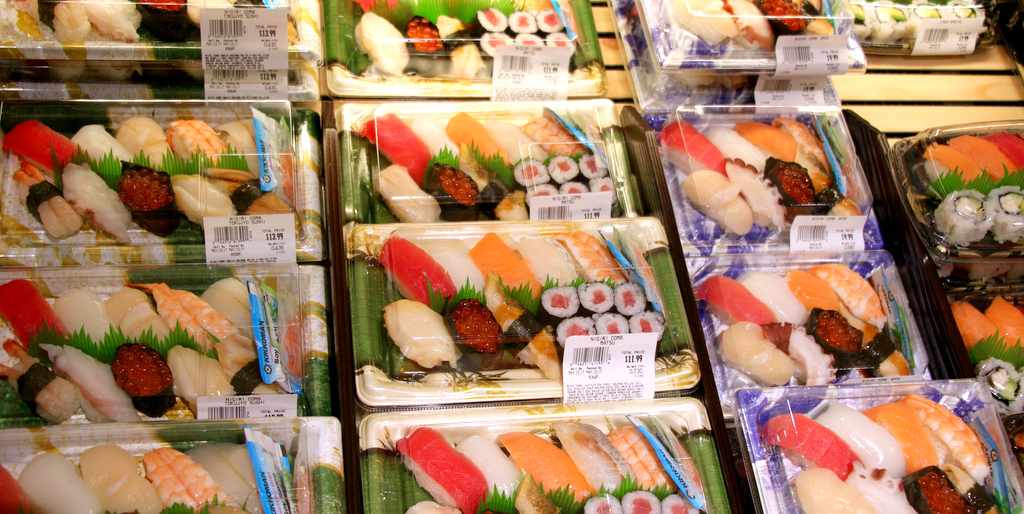 「ミツワ」のスパイシーツナロール8個が$6.99とリーズナブル！