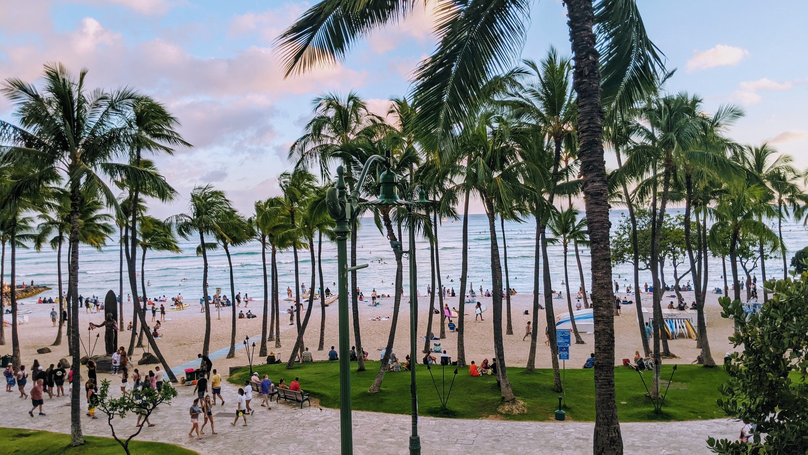 イゲ知事、ハワイ州の病院切迫で住民、観光客に不要な旅行を控えるよう要請