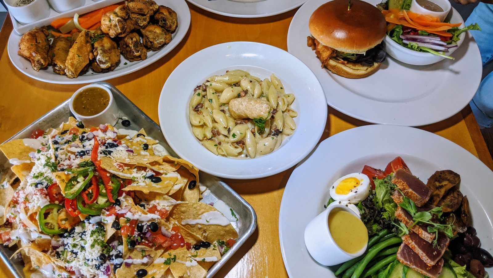 「リコズ・タップ＆ターブル」のハッピーアワーがお得！