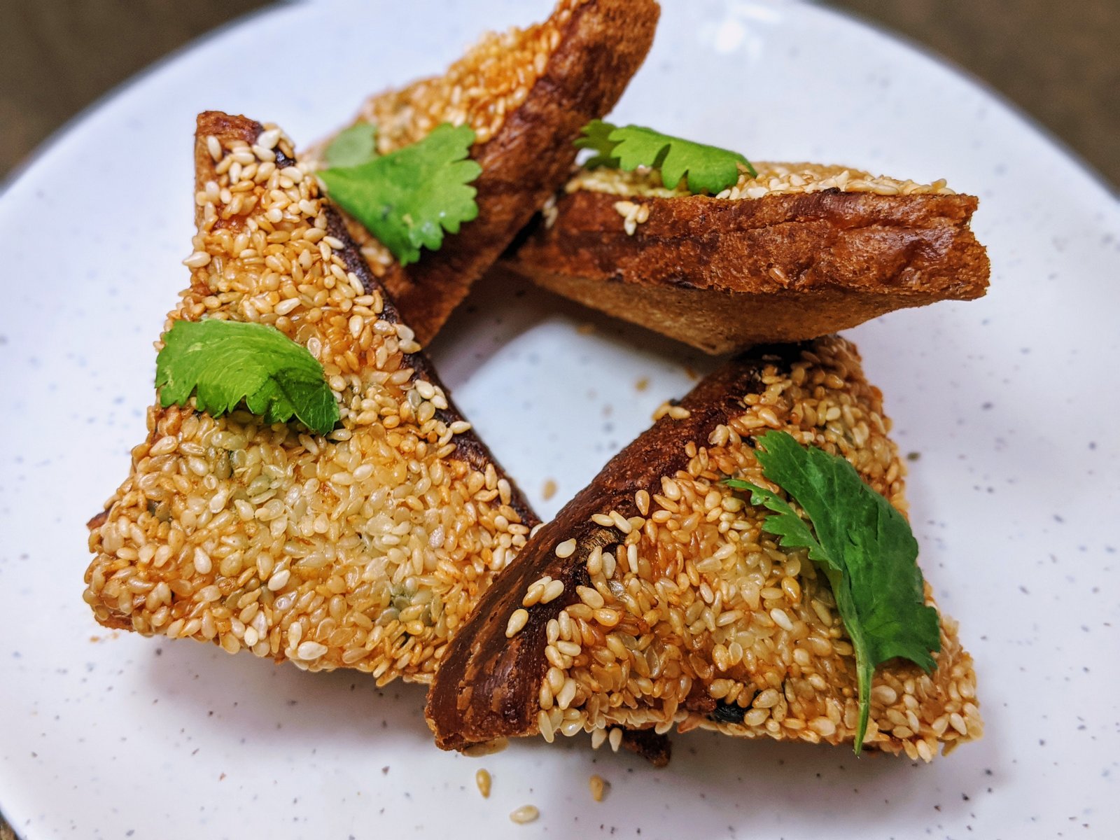 ワイキキに隠れ家的なレストラン&バー「ヘイデイ」がオープン!