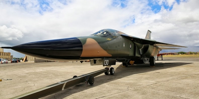 太平洋航空博物館パールハーバーのF-111C戦闘爆撃機の贈呈式