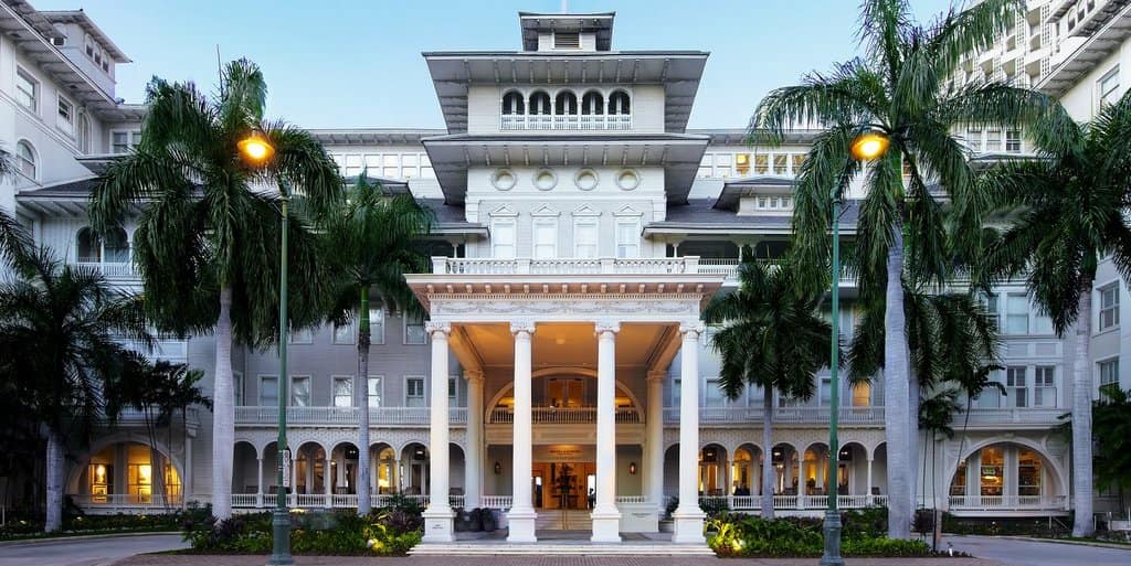 モアナ サーフライダー にて特別イベント「モアナ・サンライズ・ヨガ with 野沢和香」を開催